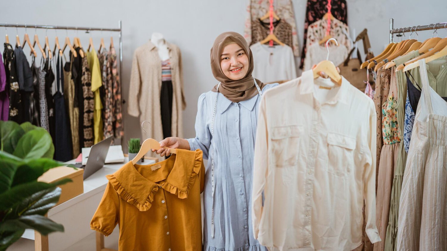 Foto ini menggambarkan seorang pengusaha UMKM yang fokus dibidang fashion Website for UMKM